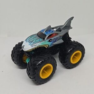 Hot Wheels Shark Wreak Monster Trucks 1:64